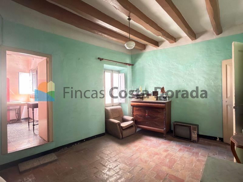 Foto a612466f-1dd3-4ced-b955-c29d55b7eba1. Masia amb xemeneia a el castell de Cubelles Cubelles