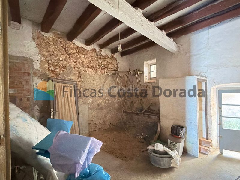 Foto cab6a7df-fbaa-478c-b136-1520739d9ba1. Masia amb xemeneia a el castell de Cubelles Cubelles