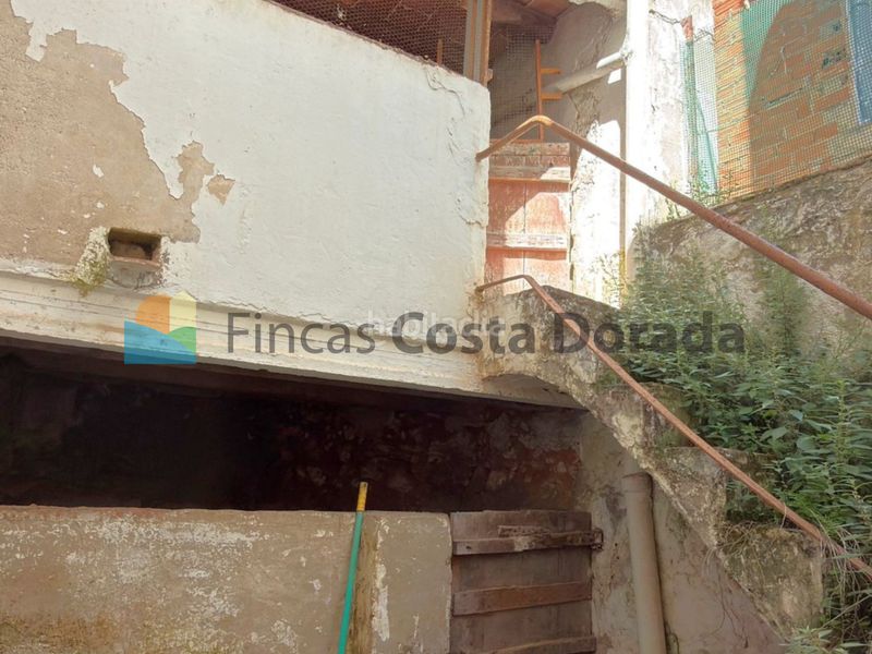 Foto d35644fd-38b4-4237-aaba-c549e7a27419. Masia amb xemeneia a el castell de Cubelles Cubelles