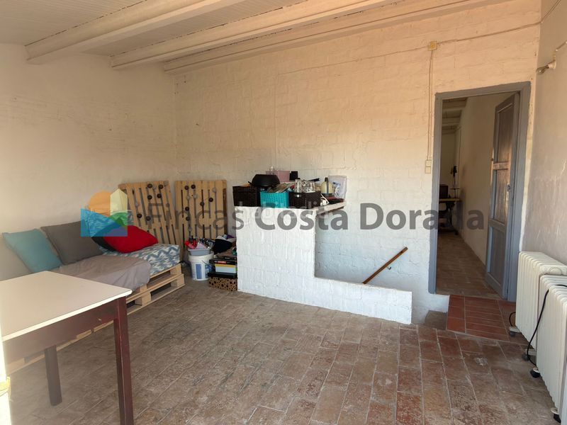 Foto e63ec4c7-39c0-4a60-8c28-375c4a2aea23. Masia amb xemeneia a el castell de Cubelles Cubelles