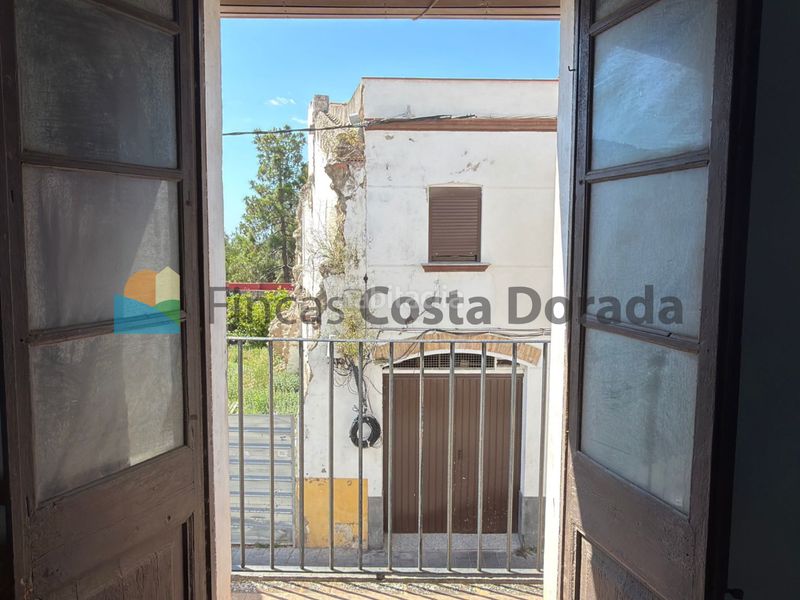 Foto eac4632d-9417-4e56-b709-227e1908674b. Masia amb xemeneia a el castell de Cubelles Cubelles