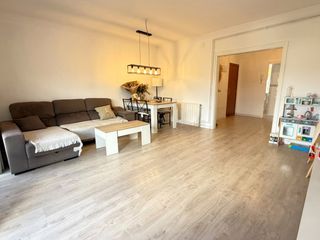 Piso en La Collada-Sis Camins. Amplio , luminoso y soleada vivienda con pocos vecinos