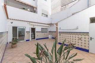 Rez-de-chaussée à Aldaia. Se vende planta baja independiente con terraza y garaje