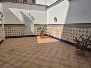 Rez-de-chaussée à Aldaia. Se vende planta baja independiente con terraza y garaje