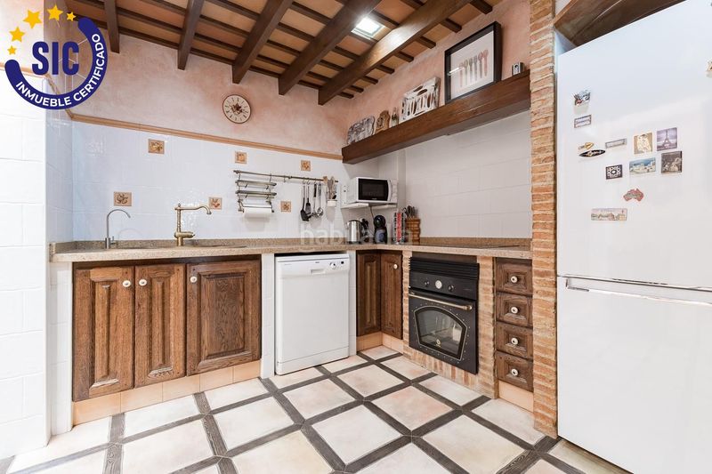 Foto 138a4ca4-f4c2-4446-8c47-e59db5a6b8bc. Casa amb aparcament a Alaquàs
