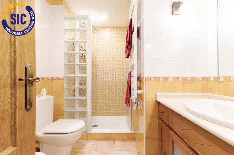 Foto b0359676-fc3d-465a-bf9e-453b432491fd. Casa amb aparcament a Alaquàs