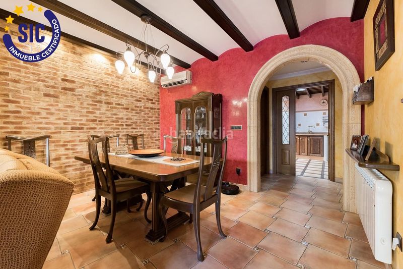 Foto b6775538-88a4-45b2-acb3-7ce6050d5d07. Casa amb aparcament a Alaquàs