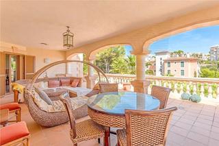 Chalet in La Bonanova. Chalet unifamiliar en solar de 1.000m2 aprox. con piscina, 585m2