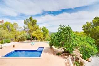 Chalet à Esporles. Chalet unifamiliar en solar de 4.000 m2 aprox. 496 m2, dos salon