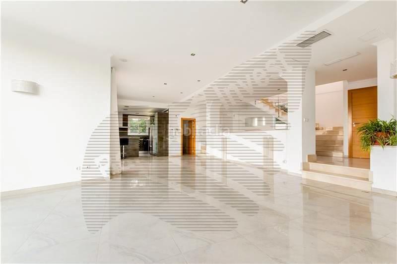 Foto 9ea1c18c-32d1-4b34-955b-fafdf376d83c. Alquiler chalet  unifamiliar de primeras calidades en solar de 850 m2 aprox.400 m2 const con vistas al mar, 400 m2 aprox., salón comedor, am en Calvià