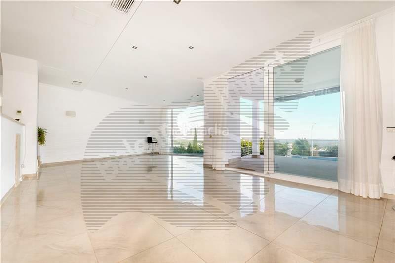 Foto b7fccd11-72fd-422f-aaa6-443405a5da3d. Alquiler chalet  unifamiliar de primeras calidades en solar de 850 m2 aprox.400 m2 const con vistas al mar, 400 m2 aprox., salón comedor, am en Calvià