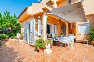 Chalet in Can Pastilla. Chalet unifamiliar con terrazas y piscina,