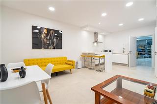 Oficina a Gran Via de Colom. Oficina a estrenar apto para vivienda con almacén haciendo esqui