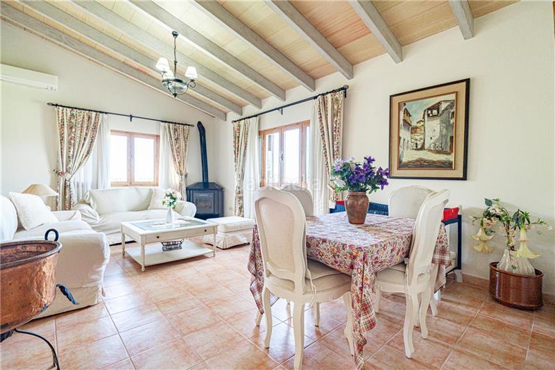 Foto f0372fd3-1e65-4204-b272-25e43dc5be28. Chalet casa de pueblo con piscina en solar de 4000m2 aprox. con licencia vacacional, en Algaida