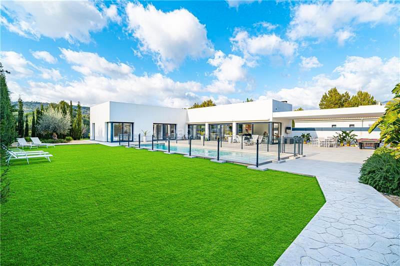 Foto e0f48e25-5ef1-4663-95b8-e41c0f5af7c7. Chalet  unifamiliar de diseño en una sola planta en solar de 1.888m2 aprox., en Bunyola