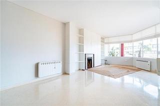 Rent Flat in Pere Garau. Piso con terraza y vistas despejadas.  3 habitaciones
