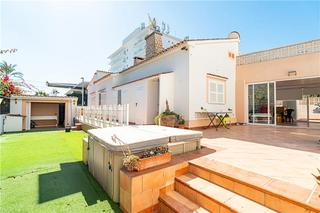 Chalet in Can Pastilla. Chalet independiente en solar con vistas al mar