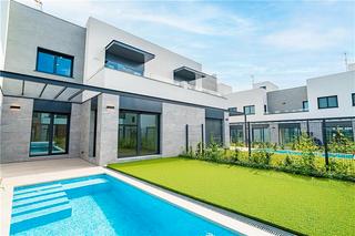 Semi detached house in S´Arenal. A estrenar. adosado de diseño con jardín y piscina privada,
