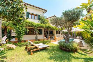 Chalet in Son Xigala. Chalet unifamiliar con piscina en zona colegios, 5 dormitorios.