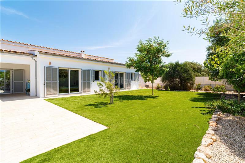 Foto 1aece6a9-be2f-4416-ac87-b7a16a1ef1dd. Chalet  en solar de 1.150m2 aprox. con jardín y piscina, en Campos