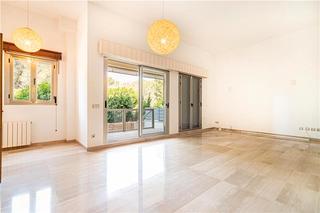 Ground floor in La Bonanova. Planta baja con 2 terrazas en residencial con piscina en bonanov