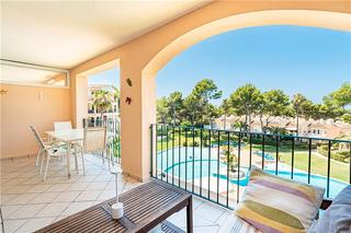 Pis a Costa de la Calma. Piso con terraza y vistas al mar en residencial con piscina.