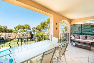 Flat in Costa de la Calma. Piso con terraza y vistas al mar en residencial con piscina.
