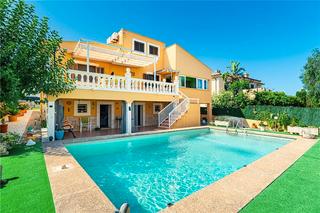 Chalet in Sa Torre. Chalet con piscina y vistas parciales al mar en solar de 600m2 a