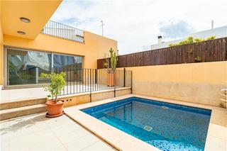 Xalet a Gènova. Espaciosa casa adosada con piscina