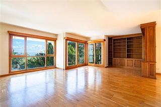 Pis a La Bonanova. Piso con vistas al mar y a la catedral en residencial con piscin