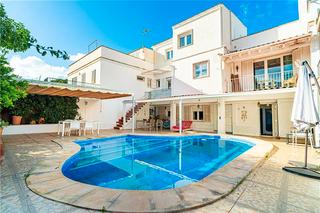 Chalet à Son Verí. Adosado con jardín y piscina en solar de 250m2 aprox.