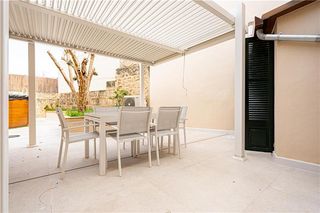 Erdgeschoss in Santa Eugènia. Planta baja con patio y piscina,
