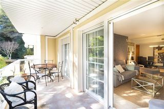 Apartment in La Bonanova. Apartamento con terraza en residencial con piscina comunitaria,