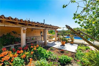Chalet à Santa María del Camí. Chalet unifamiliar con piscina en solar de 453m2 aprox.,
