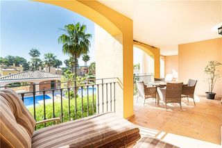 Pis a Costa de la Calma. Piso en complejo residencial con piscina junto al golf y puerto