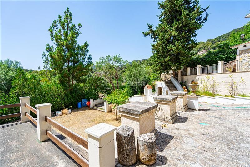 Foto f891d726-bf4d-4377-bbdc-5d5c567b3f19. Masia amb xemeneia aparcament piscina a Esporles