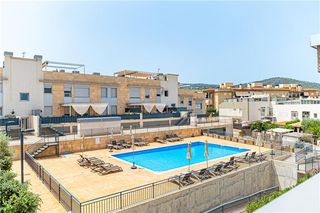 Flat in Son Serra-Sa Vileta. Piso con terraza en residencial con piscina comunitaria,