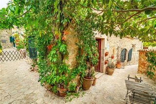 Chalet in Valldemosa. Casa mallorquina de piedra en valldemossa,