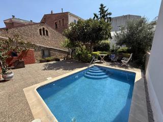 Casa a Poble Sec. Gran casa con jardín y piscina en el corazón del poble sec de ig