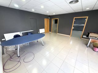 Miete Geschäftsraum  Calle sebastià artés 48. Local comercial en esquina con gran visibilidad en el centro de
