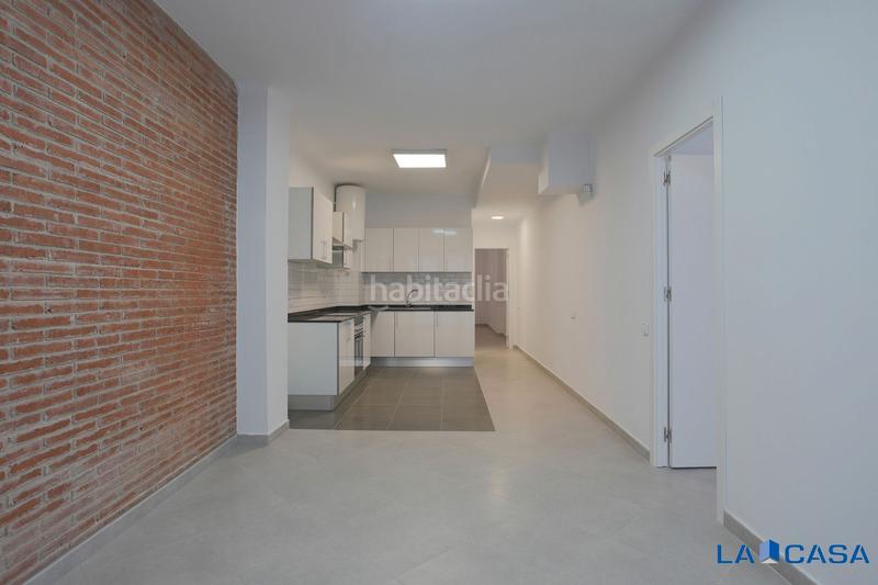 Foto 51b43d9a-6e23-4105-ab0f-5da526efa845. Piano terra in Sants-Badal Barcelona