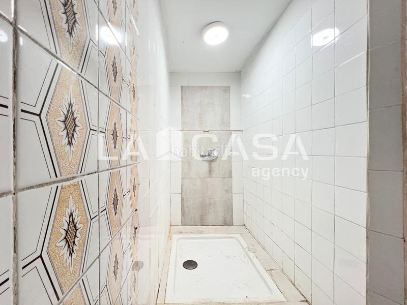 Foto b636ce97-05d2-482c-9a18-f52d345b5f40. Local comercial a Llefià Badalona