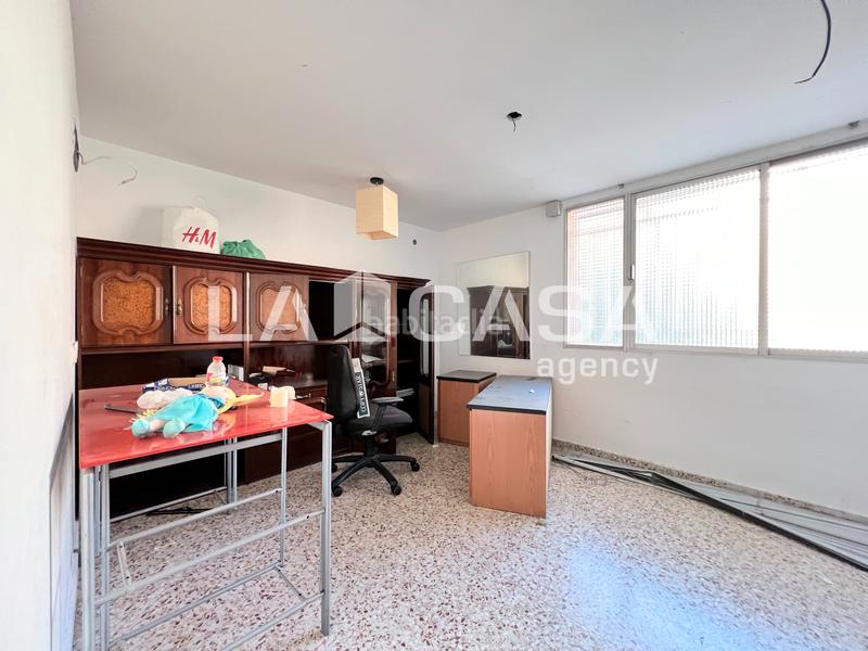 Foto bb041e61-a358-4a0e-8bda-d6360c67e8b4. Local comercial a Llefià Badalona