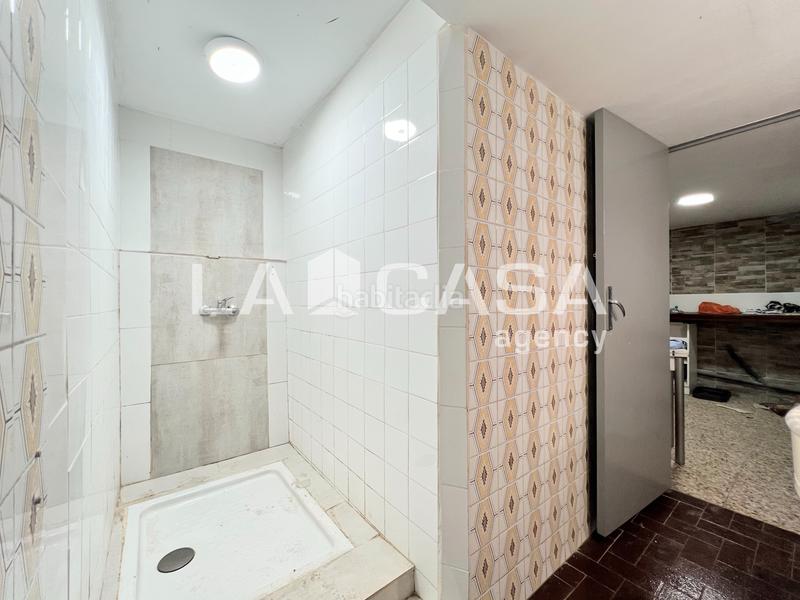 Foto db0947ae-de99-4989-82b9-fb44a17470c7. Local comercial a Llefià Badalona