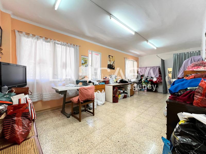 Foto a8a20bac-ccc0-4fe7-8382-6a79ba39582e. Local comercial a Llefià Badalona