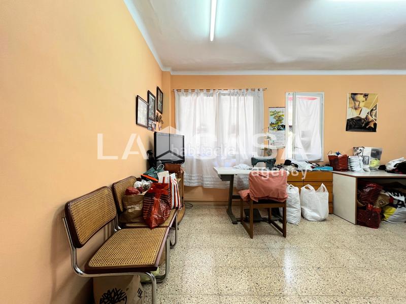 Foto d0fa3413-50b6-475e-9d70-e6c3d8478dfc. Local comercial a Llefià Badalona