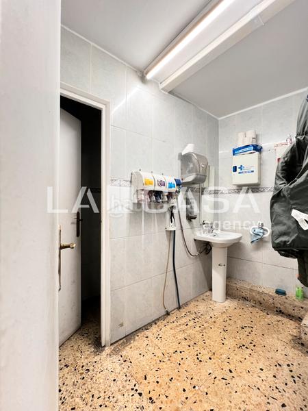 Foto d979dd58-838a-4362-b951-d85fe960b41b. Local comercial en Llefià Badalona