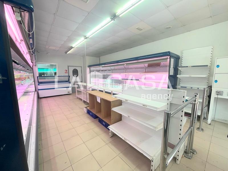 Foto 79897a42-2e46-45a0-aa95-2fc31441b8aa. Local comercial a La Salut Badalona