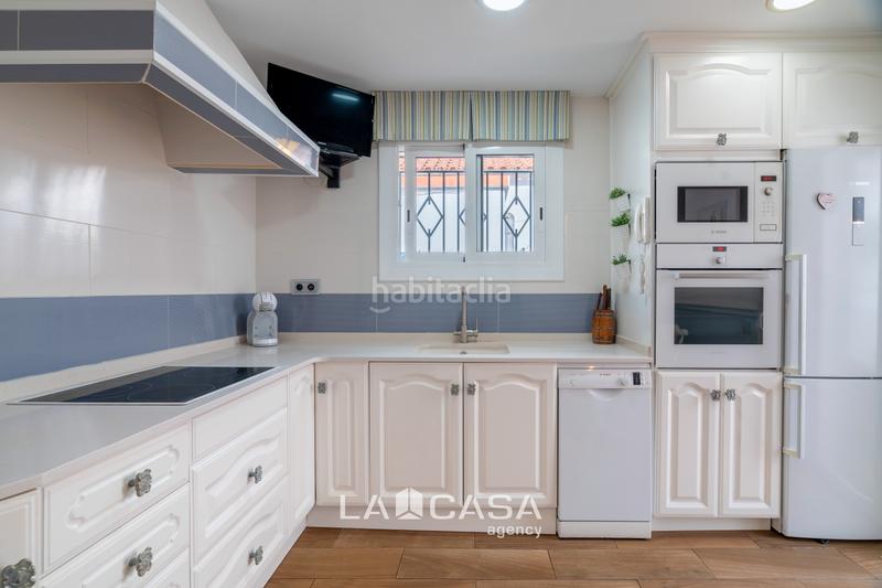 Foto ca9d06d2-8b90-4d3f-9c7d-ea2c968b14b1. Casa amb calefacció aparcament piscina a Lluminetes Castelldefels