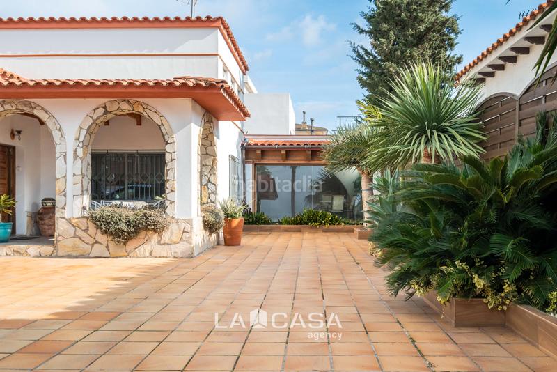 Foto f42a99e2-fe98-4e5b-a020-843f1574751d. Casa amb calefacció aparcament piscina a Lluminetes Castelldefels